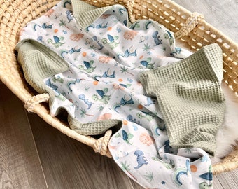 Babydecke mit Namen | Geburtsdecke | Kuscheldecke | Dinoland | personalisiert | neutral | öko | Geschenk zur Geburt | 100% Baumwolle