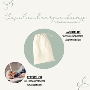 May include: A cream-colored cotton drawstring pouch presented as gift packaging. The image includes the German text Geschenverpackung, NACHHALTIG wiederverwendbarer Baumwollbeutel, and PERS&Ouml;NLICH inkl. handschriftlicher Gru&szlig;nachricht, alongside a small circular inset showing a hand writing on a card.