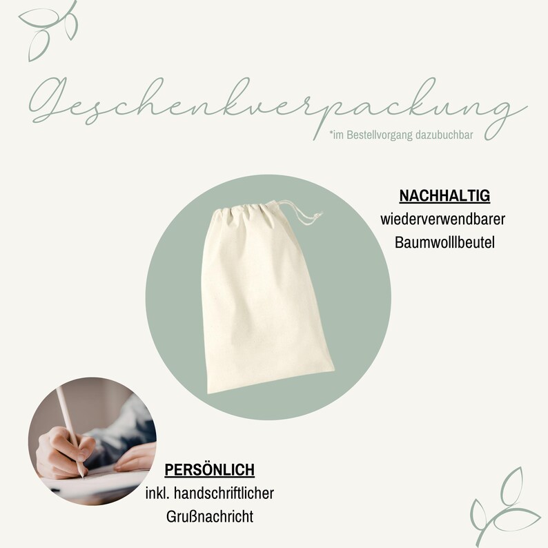 May include: A cream-colored cotton drawstring pouch presented as gift packaging. The image includes the German text Geschenverpackung, NACHHALTIG wiederverwendbarer Baumwollbeutel, and PERS&Ouml;NLICH inkl. handschriftlicher Gru&szlig;nachricht, alongside a small circular inset showing a hand writing on a card.