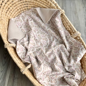 Babydecke mit Namen Geburtsdecke Kuscheldecke Blütenblätter 100% Baumwolle neutral Geschenk zur Geburt personalisiert Bild 1