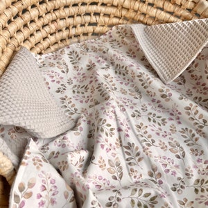Babydecke mit Namen Geburtsdecke Kuscheldecke Blütenblätter 100% Baumwolle neutral Geschenk zur Geburt personalisiert Bild 2