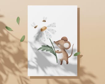 Könnte beinhalten: Eine Aquarell-Illustration einer braunen Maus, die eine weiße Margerite mit grünen Blättern hält, und zwei gelbe Bienen, die um sie herum fliegen.