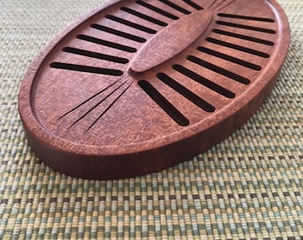 Handgemaakte houten onderzetter: modern art-decodesign, natuurlijke afwerking