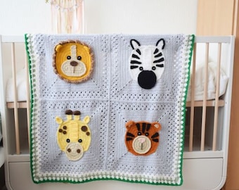 Könnte beinhalten: Eine gehäkelte Babydecke mit grauem Hintergrund und weißem Rand. Die Decke zeigt vier Tiergesichter: einen Löwen, ein Zebra, eine Giraffe und einen Tiger. Die Tiere sind alle in verschiedenen Farben gehäkelt.