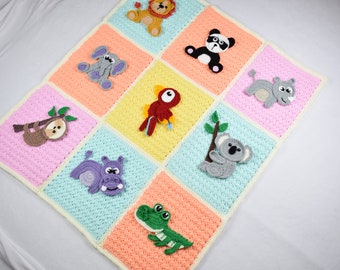 Könnte beinhalten: Handgefertigte Babydecke mit bunten, gehäkelten Quadraten in Pastellfarben. Jedes Quadrat zeigt ein anderes gehäkeltes Tier, darunter ein Löwe, Panda, Nilpferd, Faultier, Papagei, Koala, Elefant und Krokodil. Die Decke hat einen cremefarbenen Rand.