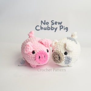 Peut inclure: Deux cochons en crochet. L'un est rose clair avec un museau rose foncé, l'autre est blanc avec des taches grises et un museau beige. Les deux ont des yeux noirs et de petites queues bouclées. Le texte "No Sew Chubby Pig" et "Crochet Pattern" sont visibles.