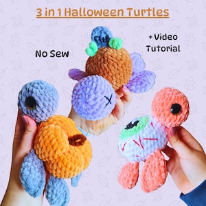 Può includere: Tre peluche di tartarughe di Halloween fatti a mano in arancione, viola e pesca. Le tartarughe hanno design unici, tra cui una zucca, una lapide e un bulbo oculare. Il testo "3 in 1 Halloween Turtles", "No Sew" e "+ Video Tutorial" è visibile.