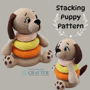 Op de afbeelding: Twee gehaakte puppy speelgoed met stapelringen in tinten roze, geel en oranje. De puppy's hebben bruine oren en zwarte ogen en neuzen. De tekst "Stacking Puppy Pattern" wordt boven het speelgoed weergegeven.