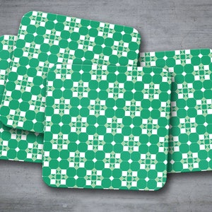 Puede incluir: Cuatro posavasos con diseño geométrico verde y blanco. Los posavasos están hechos de un material duradero y son perfectos para proteger las superficies de derrames y arañazos.