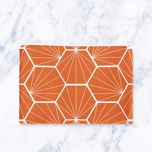 Borsa per il trucco geometrica arancione – Borsa cosmetica moderna esagonale – Borsa da viaggio audace – Borsa con cerniera con motivo astratto – Regalo per lei