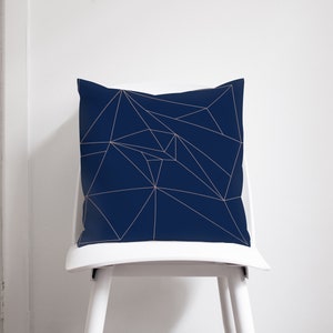 Bleu marine avec un coussin géométrique de conception de lignes d’or rose, oreiller de jet
