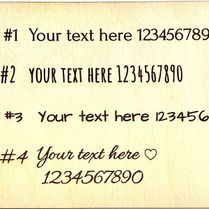 K&ouml;nnte beinhalten: Vier verschiedene Schriftstile werden auf einer Holzoberfl&auml;che gezeigt. Der Text lautet: "Font #1 Your text here 1234567890", "FONT #2 YOUR TEXT HERE 1234567890", "Font #3 Your text here 1234567890" und "Font #4 Your text here 1234567890".