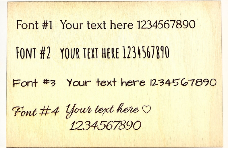 K&ouml;nnte beinhalten: Vier verschiedene Schriftstile werden auf einer Holzoberfl&auml;che gezeigt. Der Text lautet: "Font #1 Your text here 1234567890", "FONT #2 YOUR TEXT HERE 1234567890", "Font #3 Your text here 1234567890" und "Font #4 Your text here 1234567890".