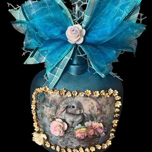 Turkusowo-niebieski upscale króliczek decoupage'owany na butelce**Dekoracja wielkanocna**Dekoracja soring**Witryna w wiejskim domku**Królik w koszyku multimediów