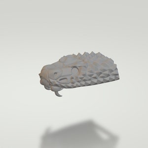 Può includere: Un modello stampato in 3D di una testa di serpente, reso in grigio chiaro. La testa di serpente è dettagliata con squame e una lingua biforcuta.