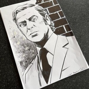 Pode incluir: Ilustra&ccedil;&atilde;o a preto e branco de um homem de fato e gravata, com uma express&atilde;o s&eacute;ria. A obra de arte est&aacute; sobre um fundo branco com um desenho de parede de tijolos e a assinatura do artista.