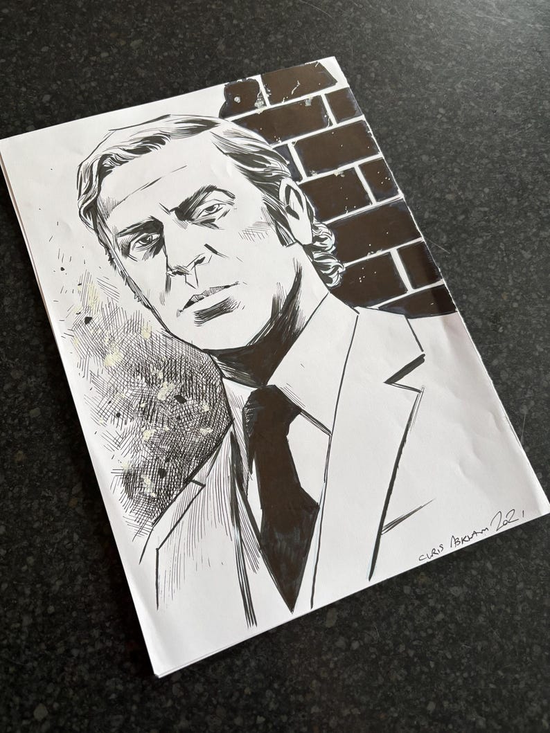 Pode incluir: Ilustra&ccedil;&atilde;o a preto e branco de um homem de fato e gravata, com uma express&atilde;o s&eacute;ria. A obra de arte est&aacute; sobre um fundo branco com um desenho de parede de tijolos e a assinatura do artista.