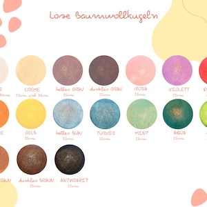 Può includere: Una cartella colori con 15 colori diversi di sfere di lana. I colori sono: bianco, crema, grigio chiaro, grigio scuro, rosa, viola, fucsia, arancione, giallo, azzurro, turchese, menta, acqua, verde, marrone chiaro, marrone scuro e antracite. Ogni colore è etichettato con il nome del colore e la dimensione in centimetri.