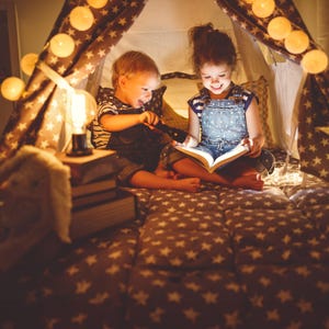 LED-lichtslinger 'Honey' met handgemaakte katoenen bolletjes, inclusief timer en dimmer.