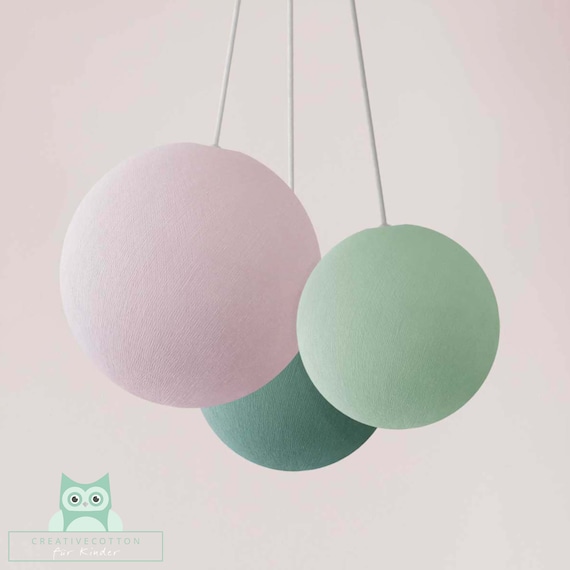 CREATIVECOTTON Dreistrahlige höhenverstellbare LED Hängelampe mit handgearbeiteten Kugeln aus Baumwolle (Version Aqua)