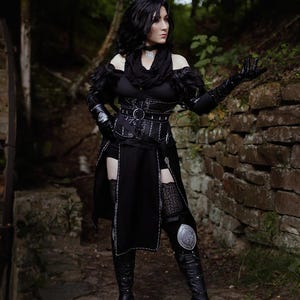 Yennefer von Vengerberg Alternative Look Kostüm LARP Fantasy Ciri Gothic Videospiel Halloween Stiefel Handgemacht Cosplay Kleidung Hexe Custom
