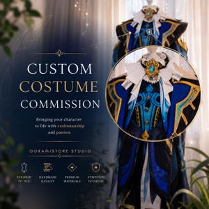 Può includere: Un costume personalizzato su un manichino, con un design blu e nero e dettagli dorati. Il costume ha un colletto bianco e una gemma turchese. Il testo sull'immagine recita "CUSTOM COSTUME COMMISSION".