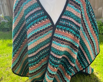 Luxurious Alpaca Ruana White Wrap, classic sleeveless cape Alpaca Ladies Shawl, ladies Wrap, Alpaca poncho woman
