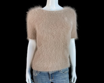 Suéter elástico 90% Angora Fuzzy Beige de manga curta com gola redonda e busto de 30"