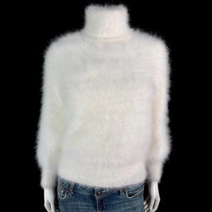 アンゴラ80%のふわふわヴィンテージオフホワイト長袖タートルネックセーター、バスト35インチ