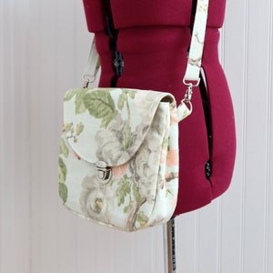Sac à bandoulière floral bleu clair, petit sac à main à bandoulière fabriqué avec du tissu d'occasion. Sac à main fleuri avec poche arrière, bretelles amovibles