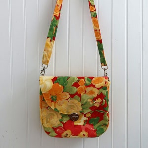 Gelb Rote Blumen Umhängetasche, Kleine Umhängetasche aus Secondhand Stoffen hergestellt. Florale Geldbörse mit Gesäßtasche, abnehmbare Riemen