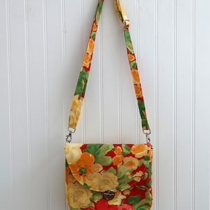 Sac à bandoulière floral jaune et rouge, petit sac à main à bandoulière fabriqué avec du tissu d'occasion. Sac à main fleuri avec poche arrière, bretelles amovibles