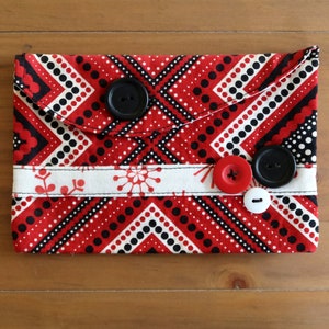 Petite pochette rouge, blanche et noire, étui à crayons avec fermeture de bouton. Petit sac avec détail de bouton, porte-crayon