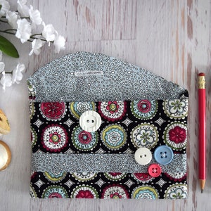 Petite pochette florale noire et rose. Étui pour accessoires fait à la main avec fermeture de bouton et doublure à pois bleus. Porte-crayons, cadeaux de moins de 20 ans