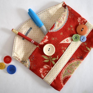 Petite pochette Paisley rouge, étui à crayons rouge avec fermeture de bouton. Petit sac en paisley floral avec détail de bouton, porte-crayon