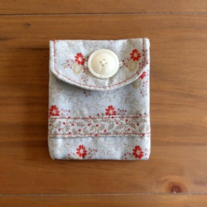 Pochette florale bleu clair pour cartes de visite, cartes de crédit, cartes-cadeaux. Support de carte en tissu fait à la main avec fermeture de bouton. Portefeuille floral bleu