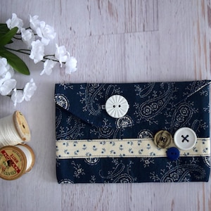 Petite pochette bleu marine et blanc, porte-crayon Americana fait main avec du coton. Sac Paisley bleu avec doublure étoilée, jolie pochette crayon