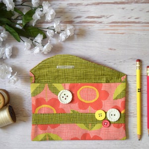 Pouchon floral en coton rose biologique. Petit sac fait main en tissu Monaluna. Porte-crayon rose et vert, pochette crayon avec fermeture à bouton