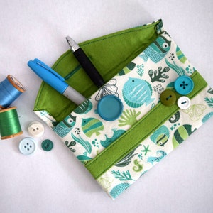 Pochette de plage, étui à crayons inspiré du poisson et de la mer. Petite pochette verte et bleue avec fermeture de bouton. Sac fait à la main avec détail des boutons