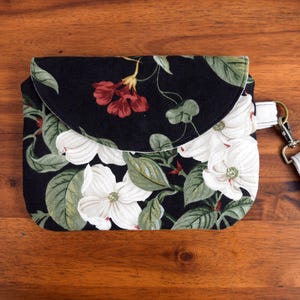 Bolso de mano con diseño floral negro y forro gris, con correa de muñeca extraíble, hecho a mano con cremallera y cierre a presión, bolsillos para tarjetas
