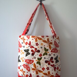 VENDITA farfalla Tote Bag con fodera in tela rossa. Borsa colorblock stampa a farfalle. Fondo piatto Tote automatici tasca stretta e interno.
