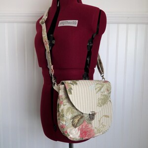Petit sac à main à rayures vertes et fleuri fabriqué avec du tissu d'occasion. Sac à main fleuri avec poche arrière, bretelles amovibles