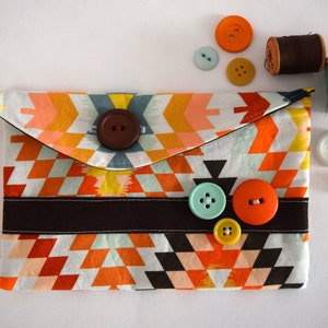 Porte-crayon à imprimé géométrique, petite pochette en tissu Wanderer, imprimé tribal audacieux et coloré avec doublure brune, sac en coton avec détail de bouton