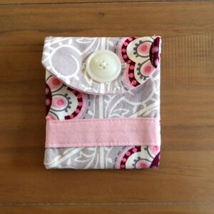 Pochette florale rose et grise pour cartes de visite, cartes de crédit, cartes-cadeaux. Porte-cartes en tissu fait main avec fermeture à bouton. Portefeuille bleu fleuri