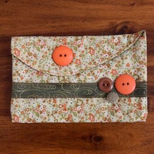 Petite pochette florale d’automne, pochette imprimée florale orange et blanche avec doublure verte et dorée, petit porte-crayon avec fermeture de bouton. Sac fait main