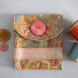 Blauwe en roze Paisley stoffen kaarthouder, handgemaakte cadeaubonhouder met knop sluiten. Paisley Print visitekaartje houder met roze voering