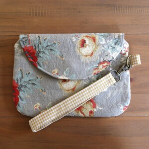 Bolso de mano con estampado floral gris y cuadros vichy amarillos, con correa de muñeca extraíble, hecho a mano con cremallera y cierre a presión, bolsillos para tarjetas
