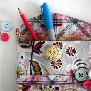 Housse accessoire en fleurs pastel. Petite pochette florale avec fermeture de bouton. Porte-crayon en merveille naturelle florale et plaid, pochette en tissu