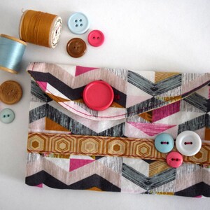 Petite pochette en impression géométrique, porte-crayon pastel avec fermeture de bouton. Housse Accessoire, pochette crayon en pastel et jaune
