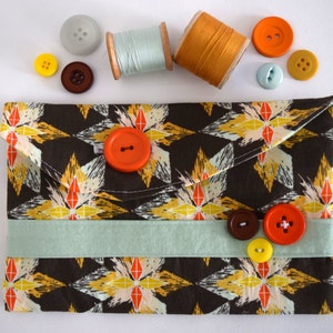 Petite pochette, porte-crayon en tissu Wanderer, doublure bleu clair et détails de boutons, petit sac fait à la main en tissu de coton